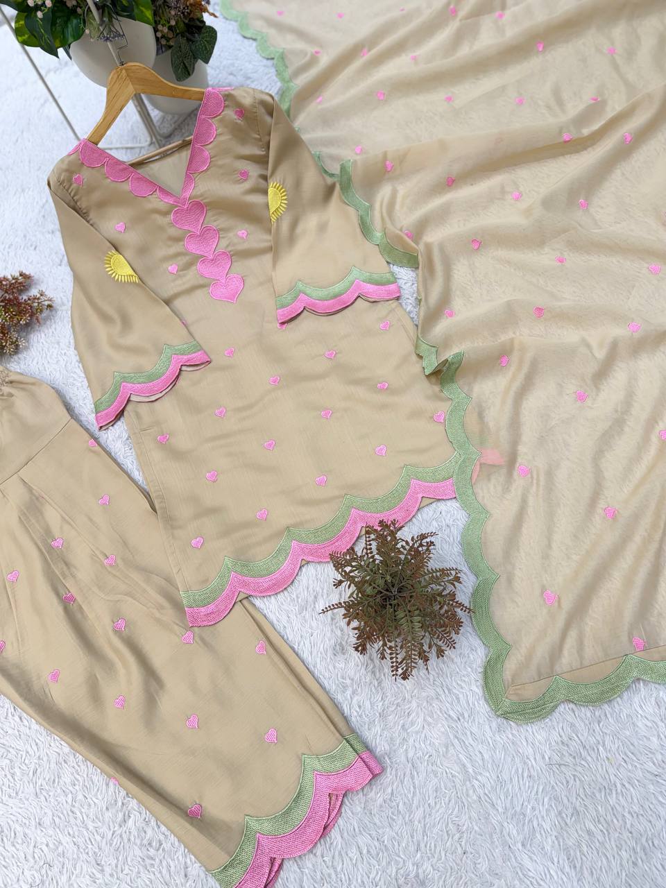 Beige Mul Chanderi Embroidered Kurta Salwar Set, view 4