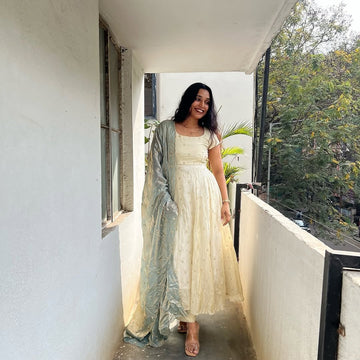 Cream Anarkali Dress with Light Grey Dupatta – Elegant Women’s Ethnic Wear