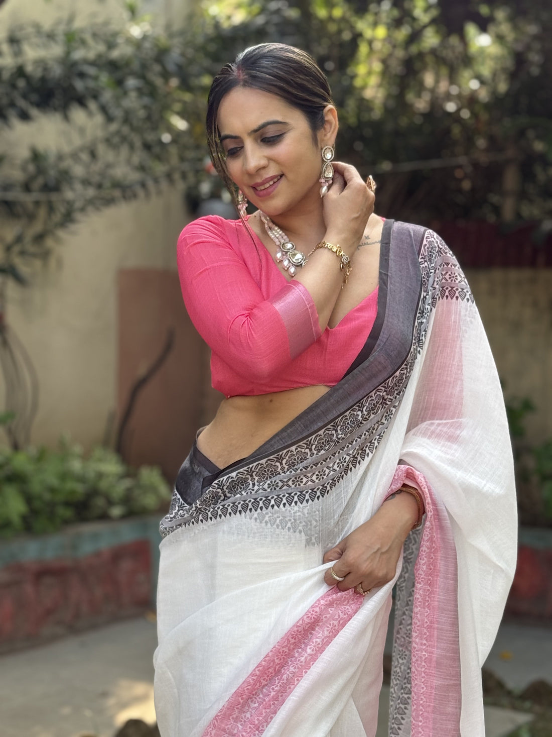 Elegant White and Pink Pure Linen Digital Printed Saree