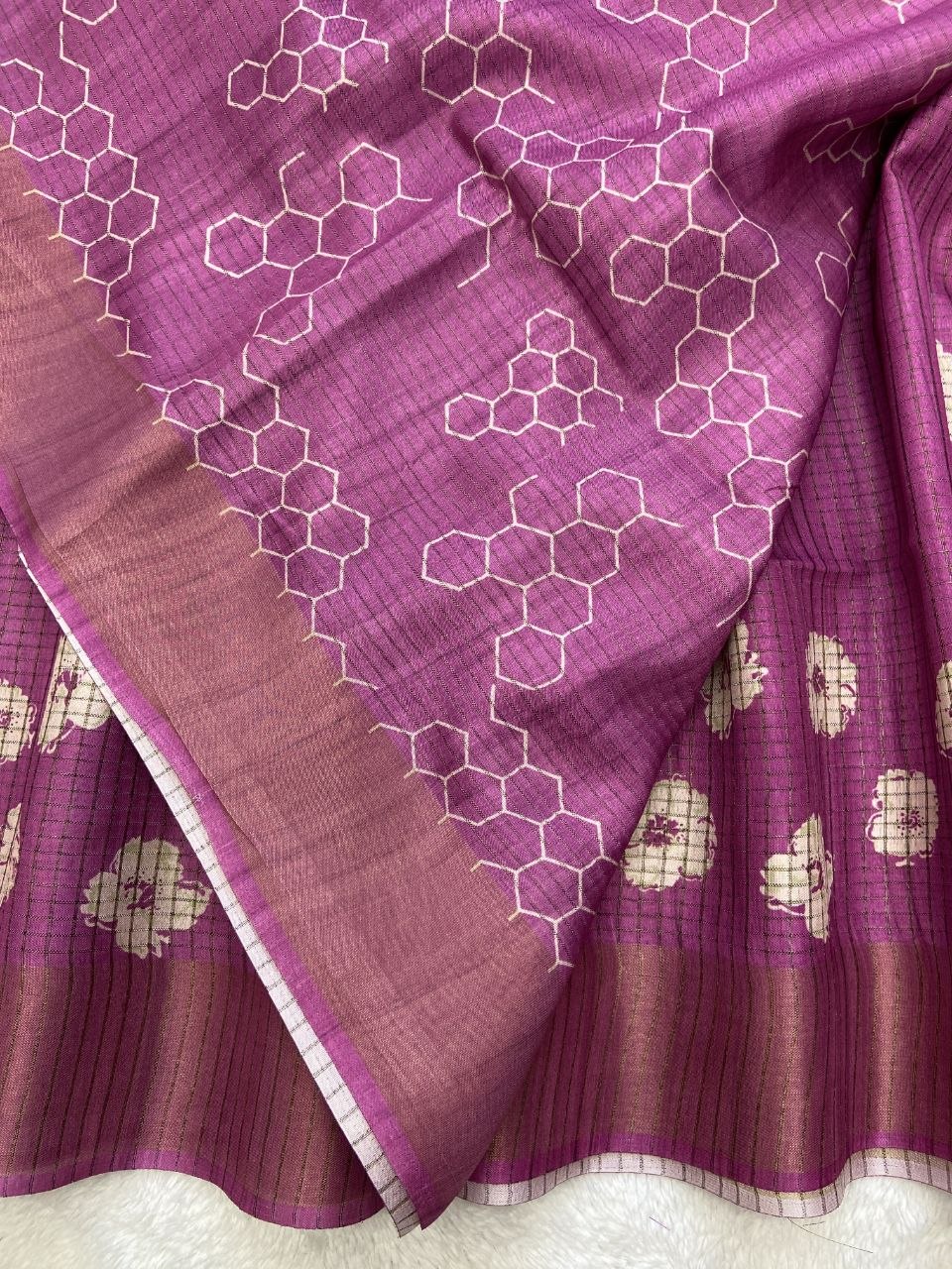 Magenta Tussar Silk Dot Print Saree, view 3