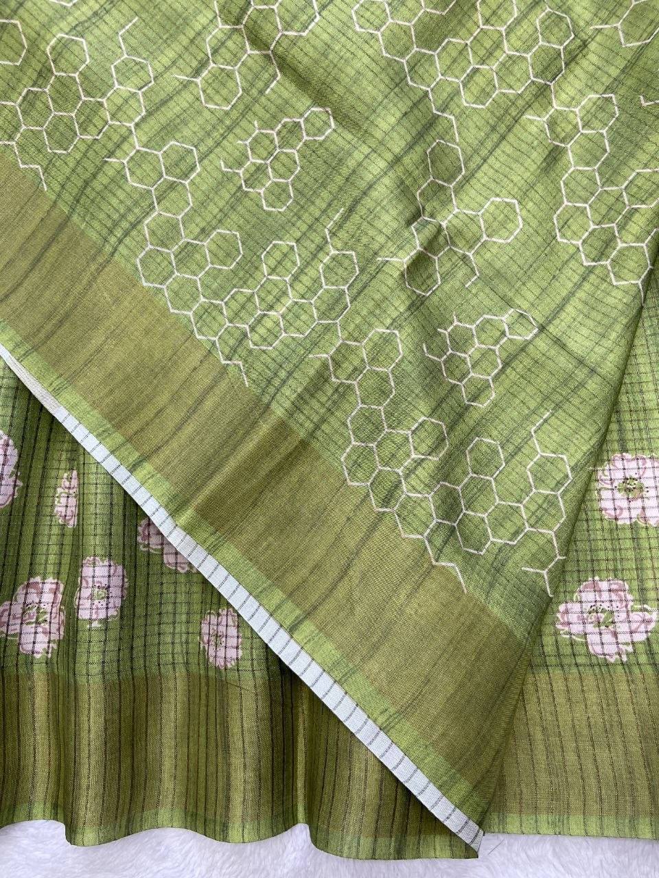 Parrot Green Tussar Silk Dot Print Saree, view 3