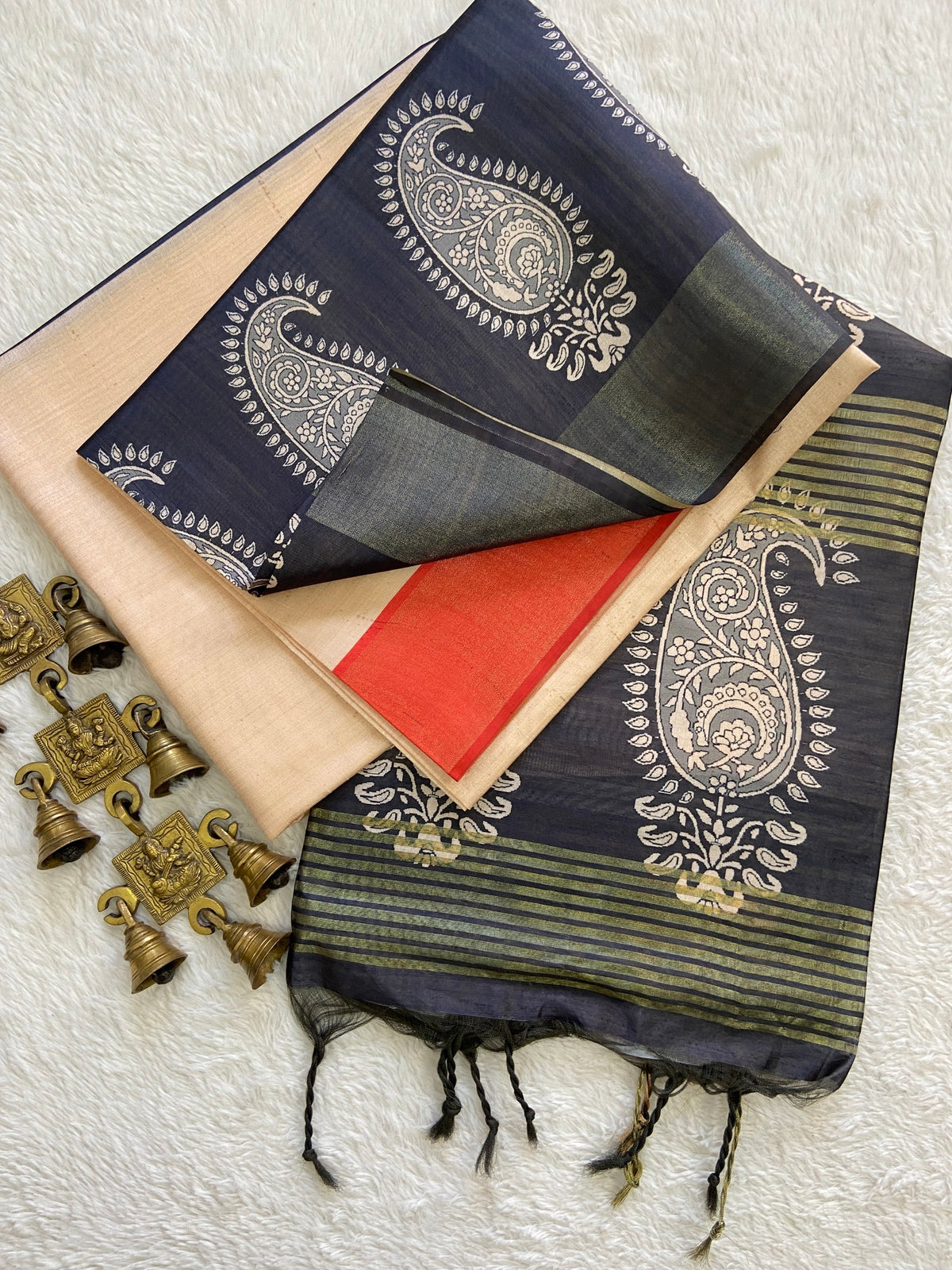 Grey Tussar Silk Paisley Border Saree, view 2