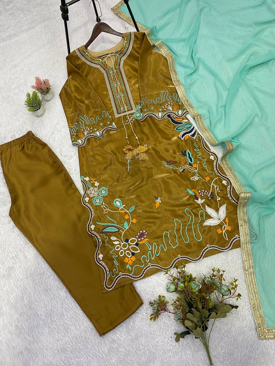 Mehendi Green Glass Roman Silk Embroidered Kurta Pant Set, view 5