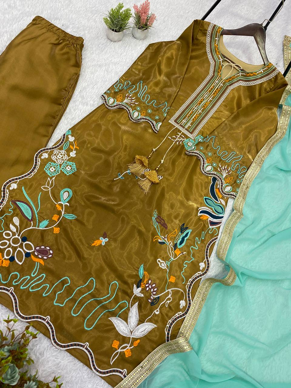 Mehendi Green Glass Roman Silk Embroidered Kurta Pant Set, view 6