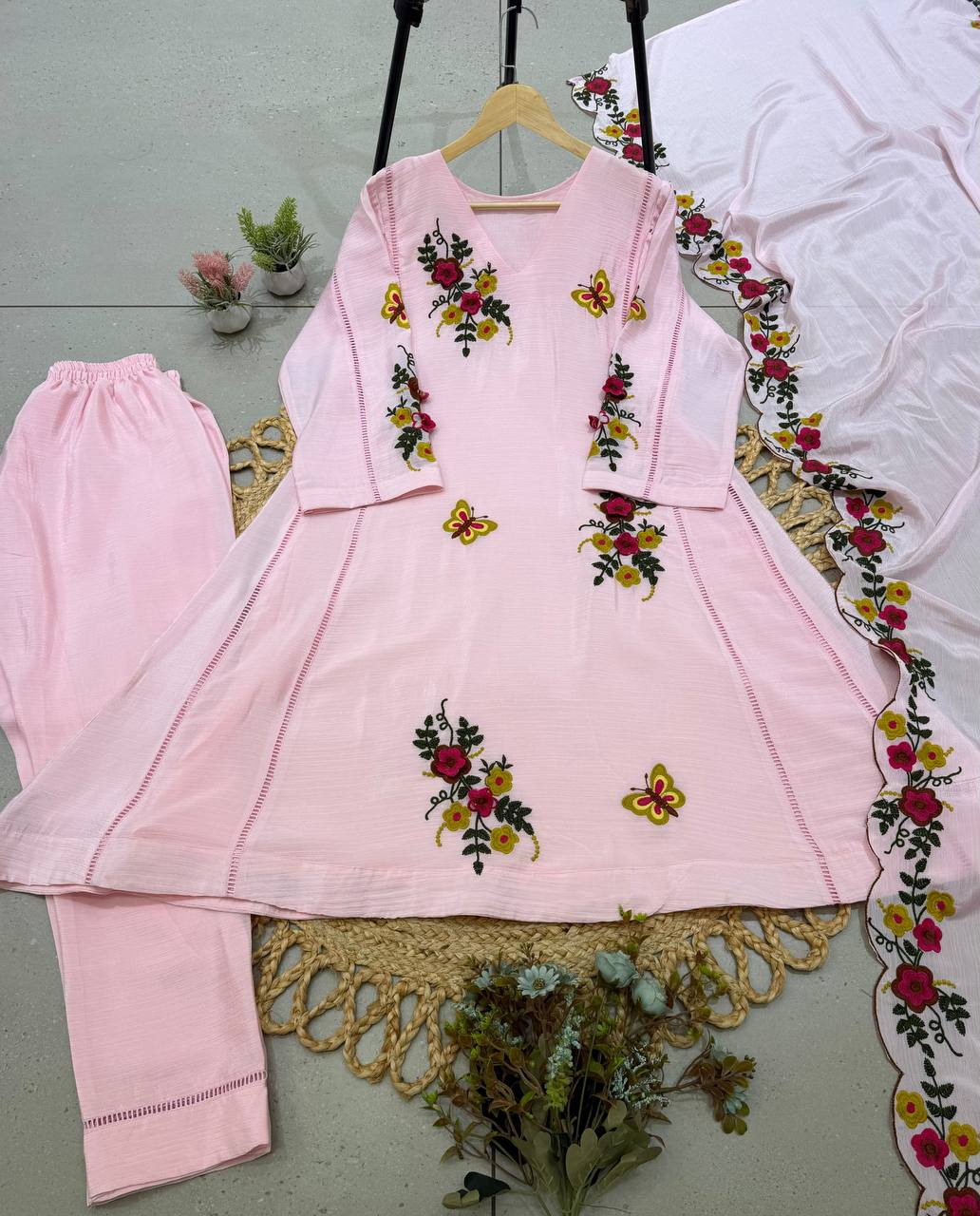 Lavender Chinon Embroidered Kurta Pant Set, view 3