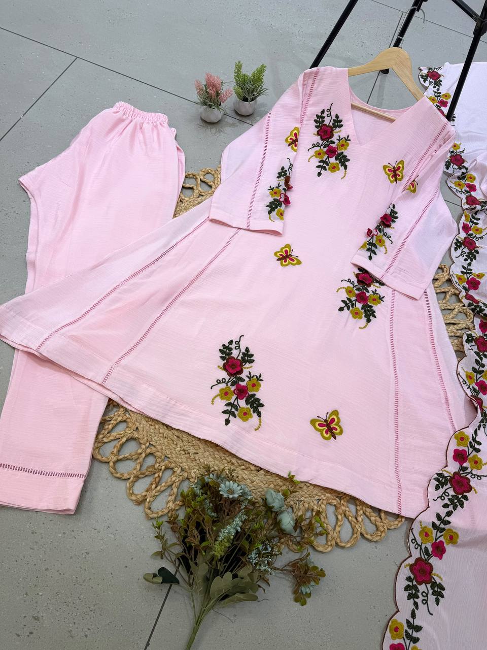 Lavender Chinon Embroidered Kurta Pant Set, view 4