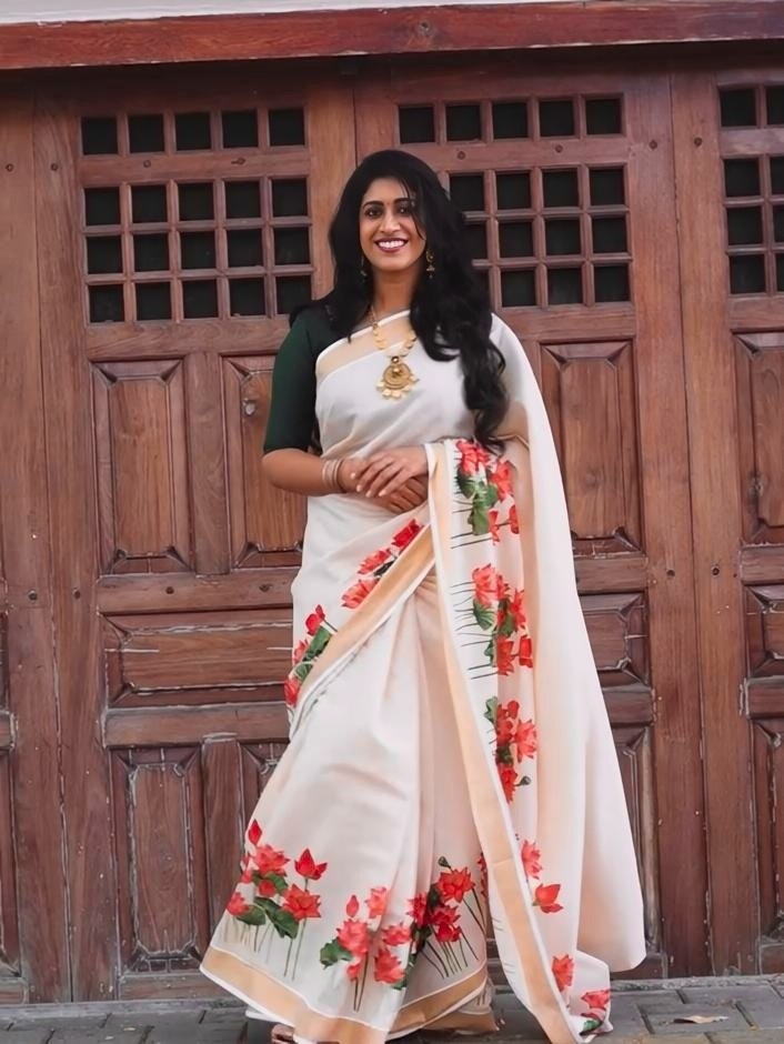 Off-White Linen Lotus Print Saree with Cutwork Border, view 4