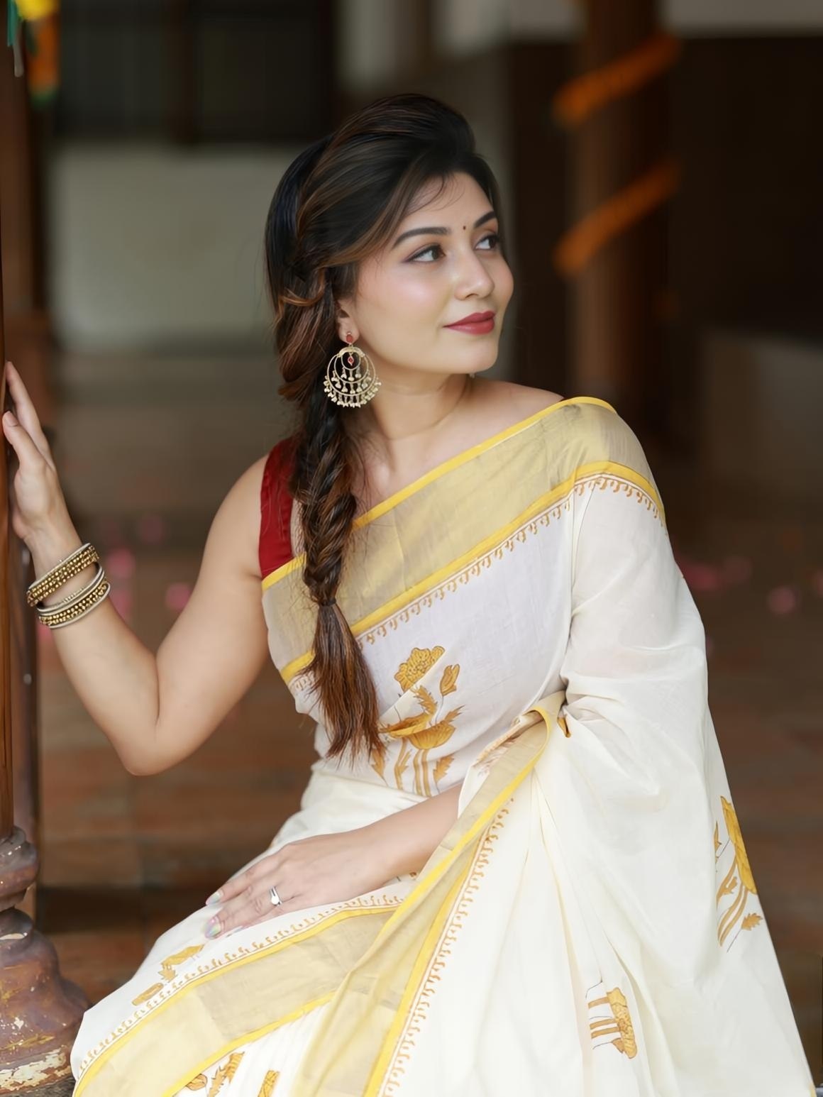 Off-White and Gold Kerala Linen Saree, view 3