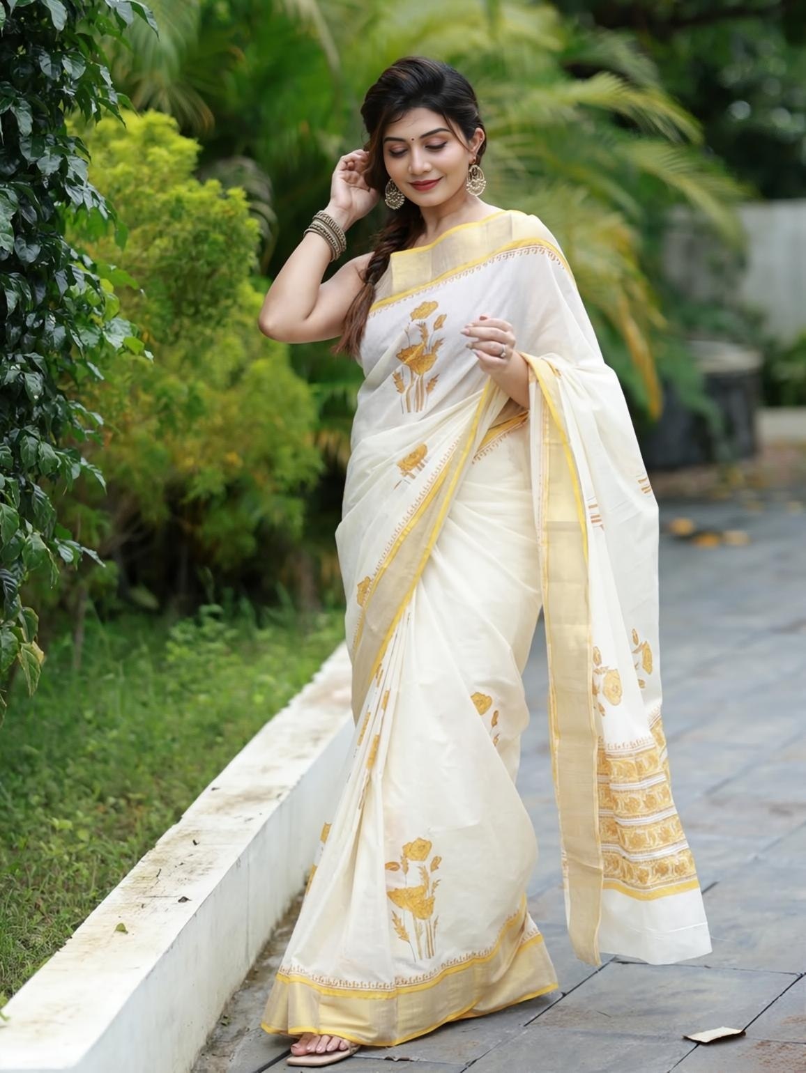 Off-White and Gold Kerala Linen Saree, view 4
