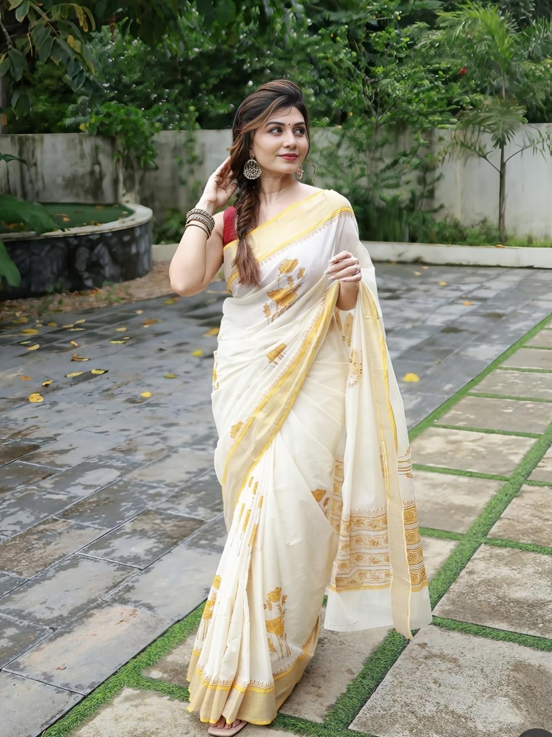 Off-White and Gold Kerala Linen Saree, view 5