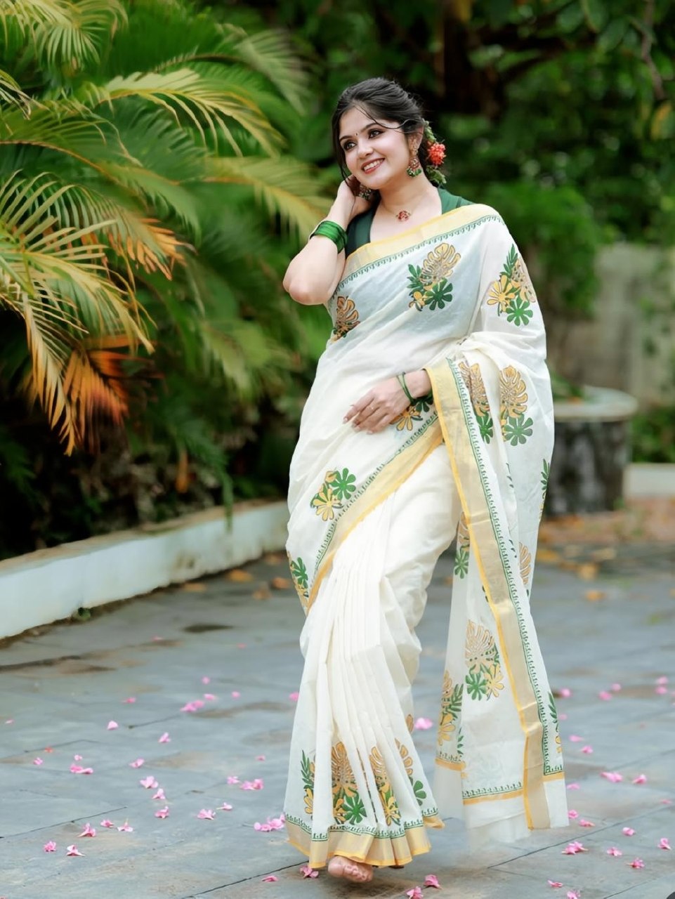 Off-White and Green Kerala Linen Saree, view 3