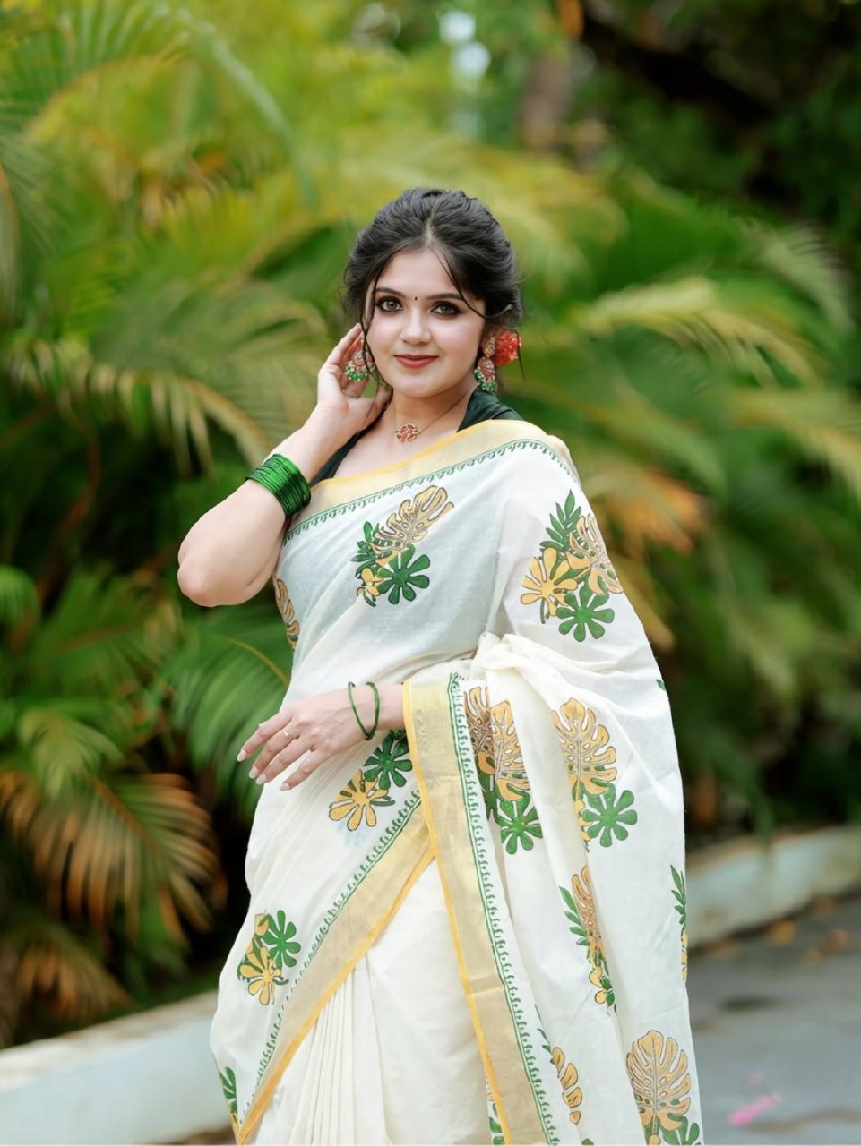 Off-White and Green Kerala Linen Saree, view 4
