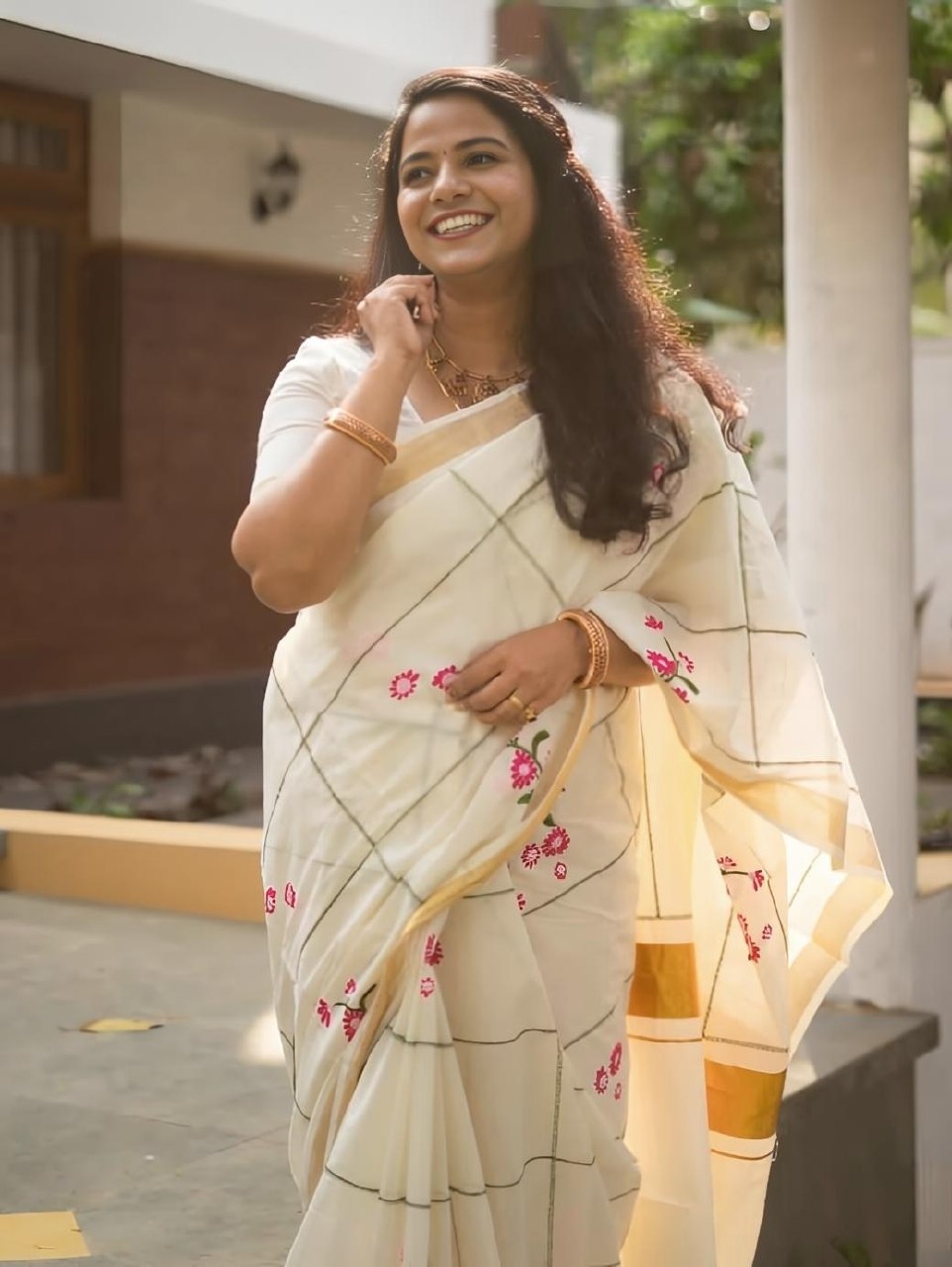 Off-White Linen Floral Checks Saree with Zari Border, view 3