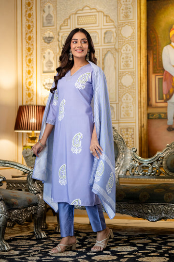 Light Lavender Ethnic Outfit Featuring a Kurta With White Paisley Print