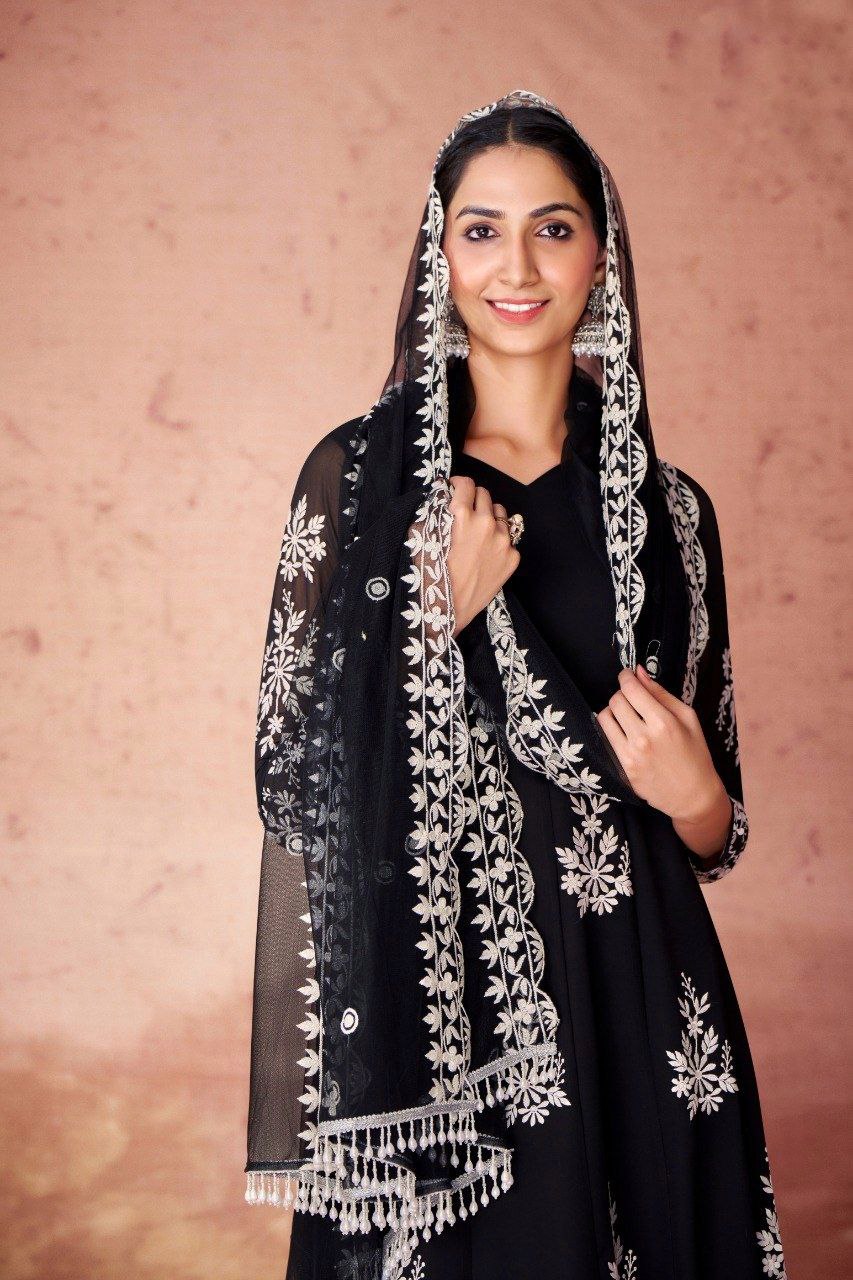 Anarkali Kurta Set  White Floral Thread Work On Black Georgette Fabric